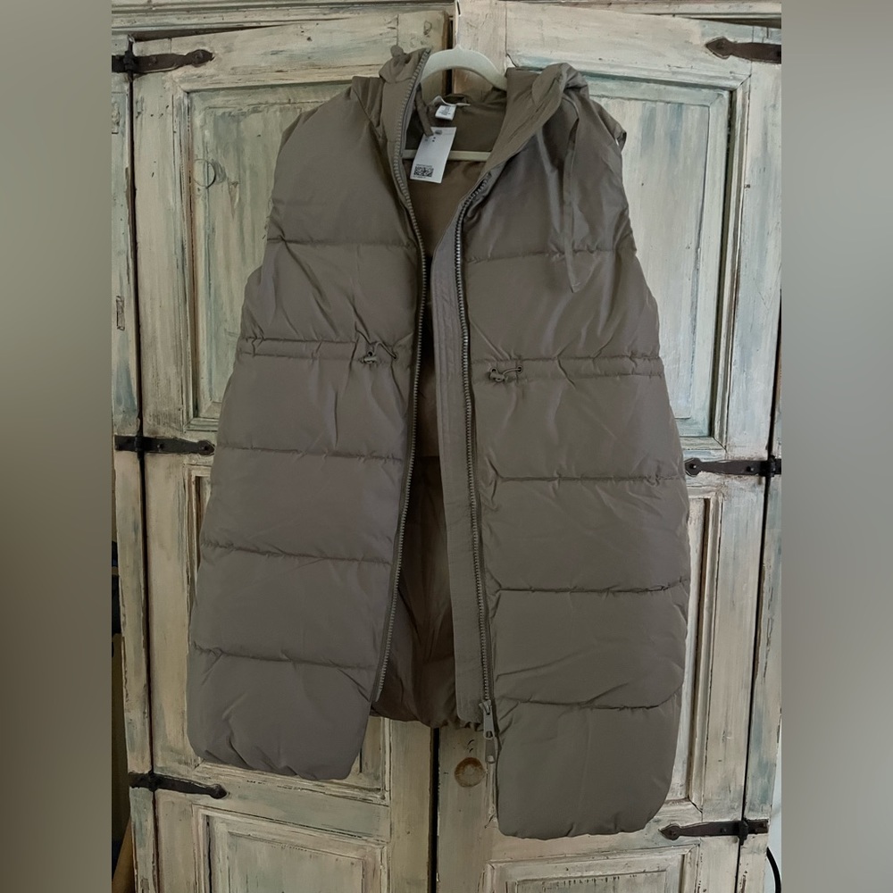 Brand New H&M MAMA Women’s Long Puffer Vest size Medium.